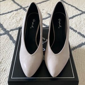 Oatmeal pointy-toed chunky work heels size 6